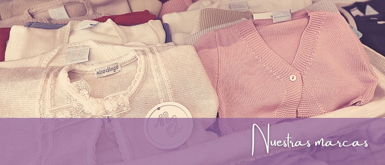 ropa infantil doblada marca nico dingo y artesanía granlei en beige y rosa