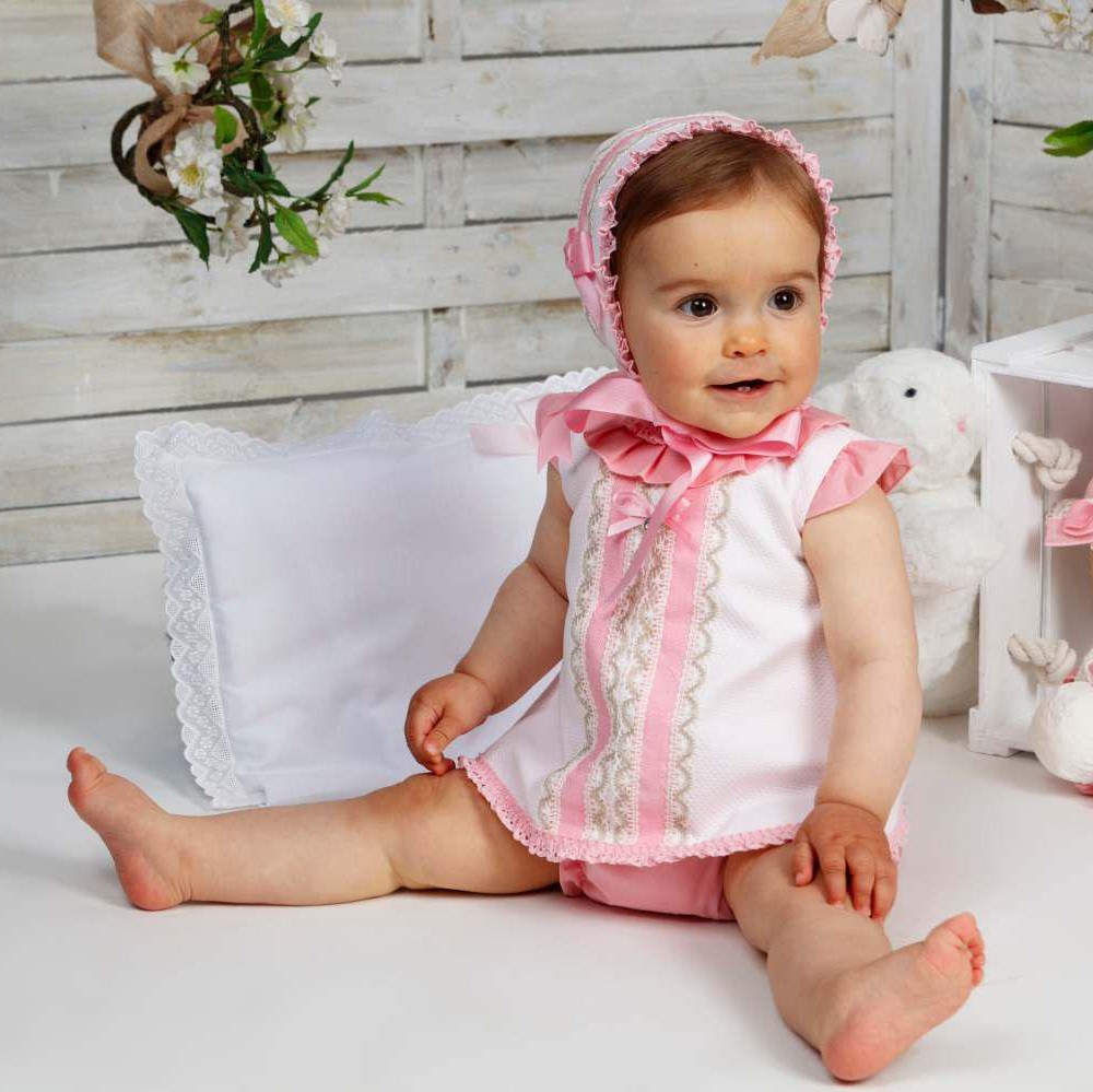 Belen Costales bebé jesusito rosa y blanco con capota sentada con las piernas abiertas y descalza