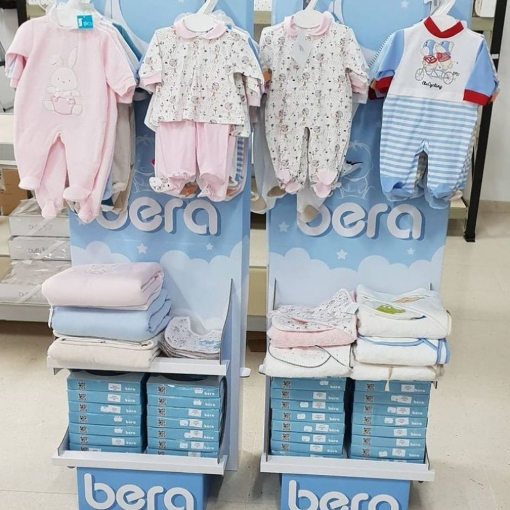 expositor con pijamas enteros y ropa cómoda infantil de Bera Baby Bera2000