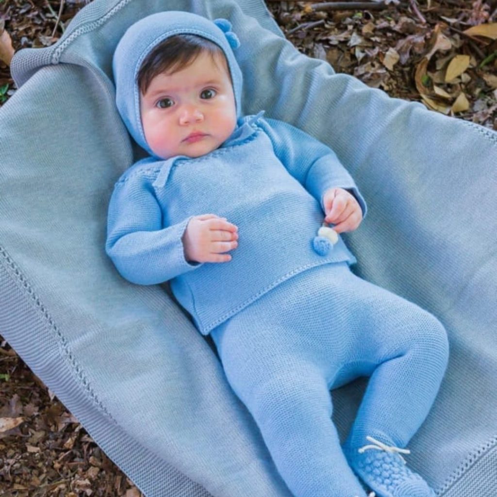 conjunto de punto bebé niño azul tres piezas con capota de Artesanía Granlei