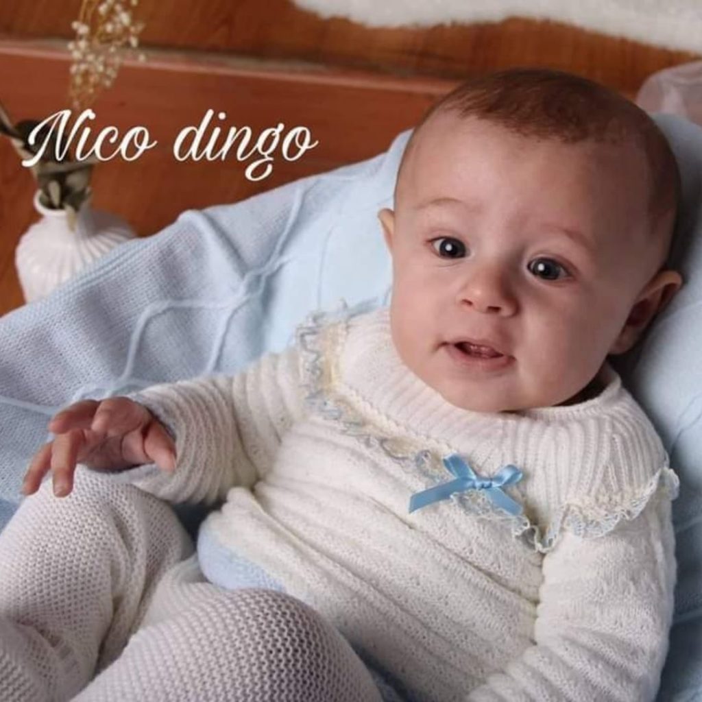 Bebé niño con conjunto de punto blanco y azul de Nico Dingo moda infantil