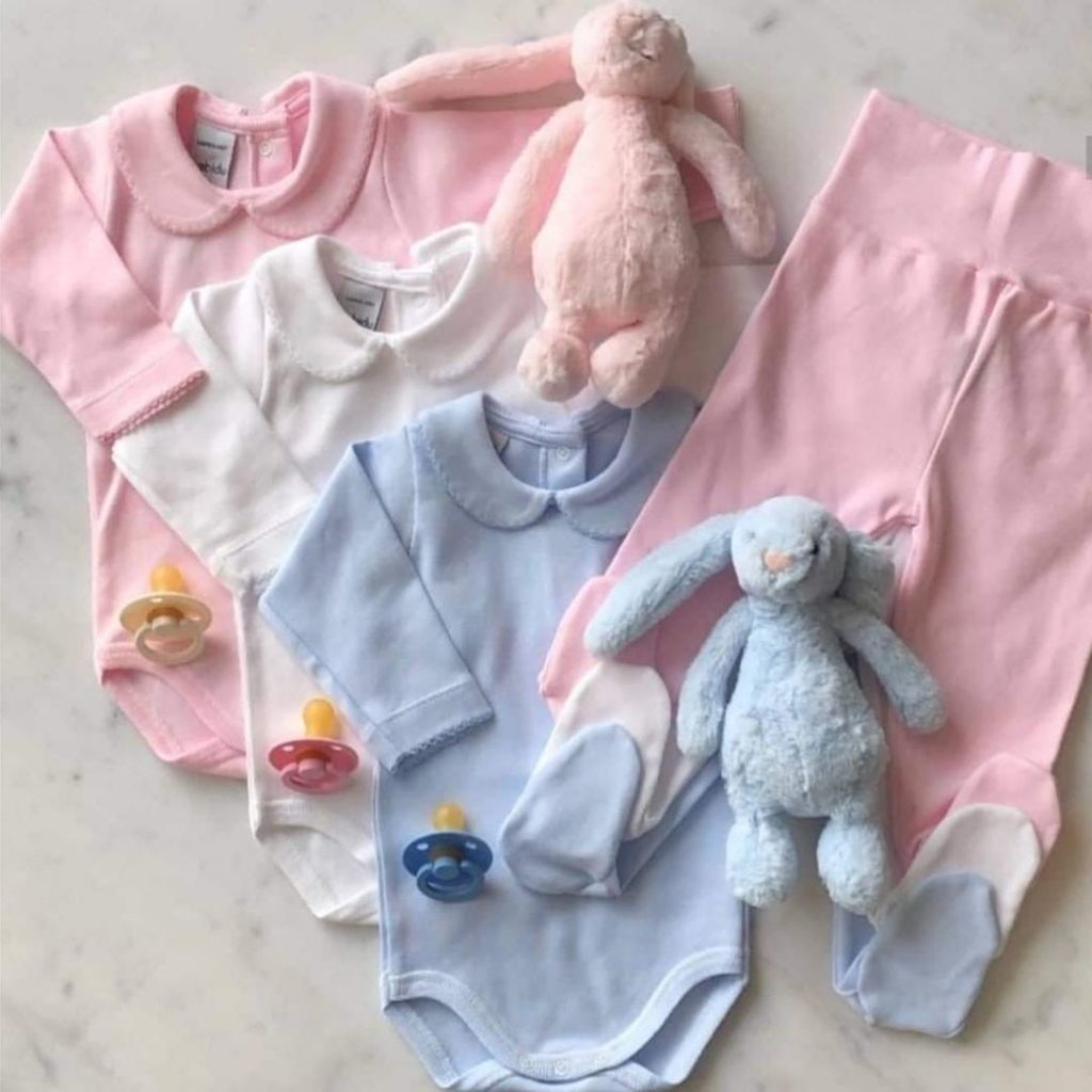 bodys rosa blanco y azul, pantaloncito, chupetes de colores y peluches de conejo en rosa y azul de Babidu moda infantil